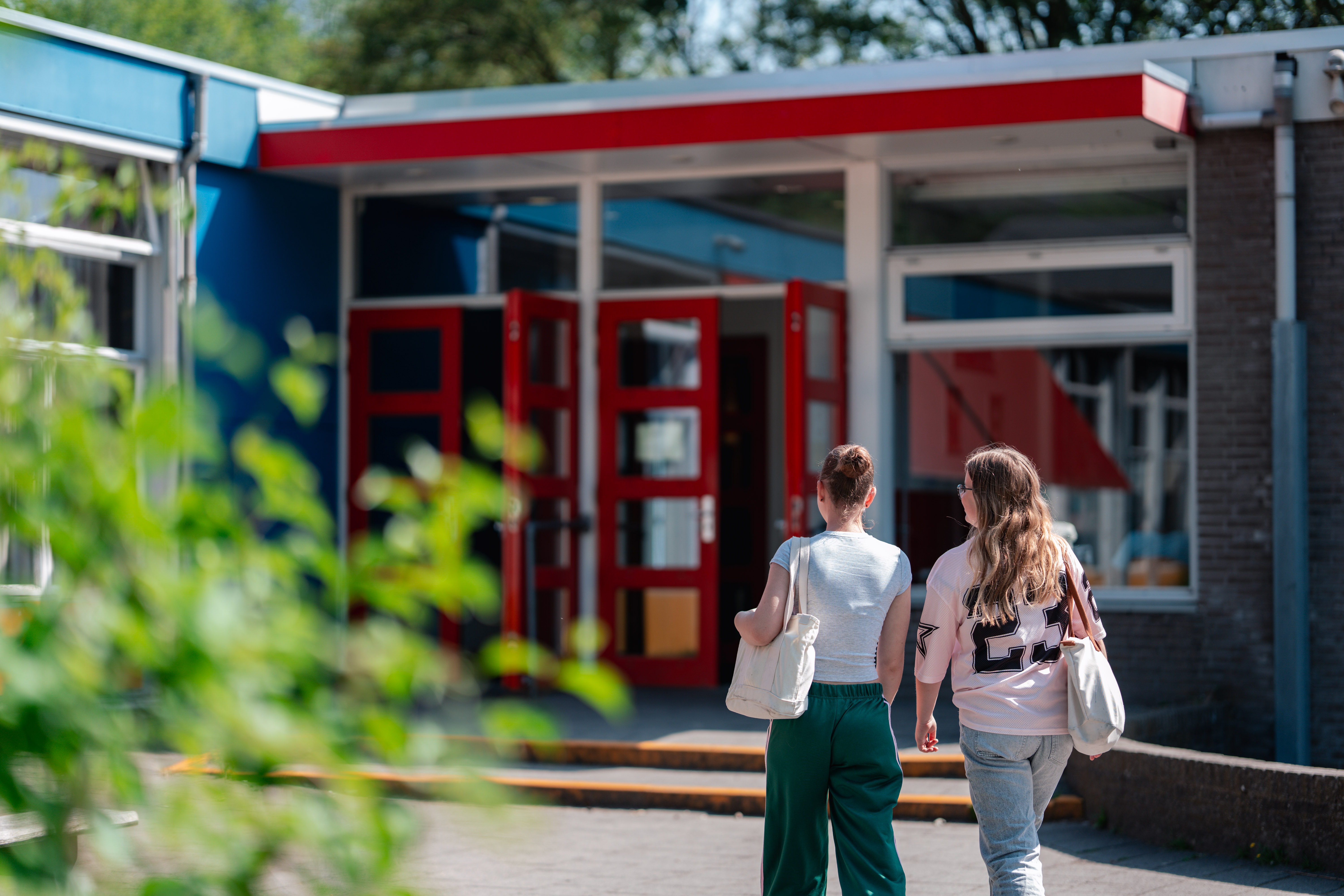 Leerlingen van het CLD lopen over het schoolplein
